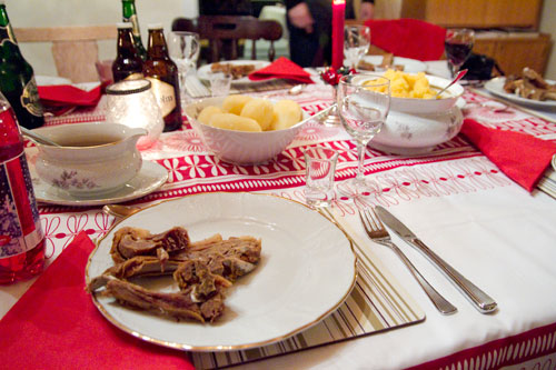 20111226-xmas-dinner-norway-table.jpg